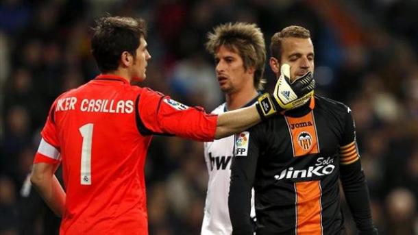 Iker Casillas consuela a Soldado